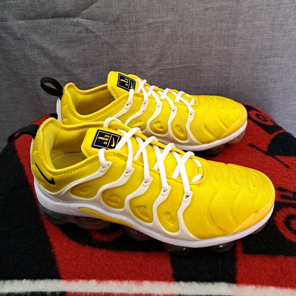 Size 8 Nike Air VaporMax Plus CU4907-700 Women Sneakers Yellow Running Shoes - Picture 2 of 14